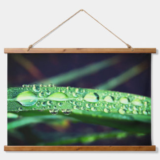 Tapiz Con Marco De Madera Gotas de lluvia en la hierba