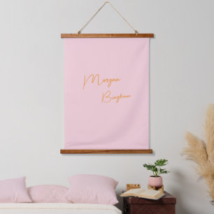 Tapiz Con Marco De Madera Guion de monograma minimalista rosa