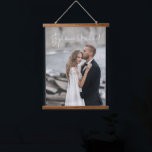 Tapiz Con Marco De Madera Guión moderno de boda personalizada foto Keepsake<br><div class="desc">Tapiz de fotografía Personalizado moderna colgando con su boda o foto de compromiso de elección,  con escritura manuscrita moderna para sus nombres. Sube tu foto a esta impresión de lienzo colgante como decoración doméstica para ti o como regalo.</div>
