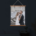 Tapiz Con Marco De Madera Guión moderno de boda personalizada foto Keepsake<br><div class="desc">Tapiz de fotografía Personalizado moderna colgando con su boda o foto de compromiso de elección,  con escritura manuscrita moderna para sus nombres. Sube tu foto a esta impresión de lienzo colgante como decoración doméstica para ti o como regalo.</div>