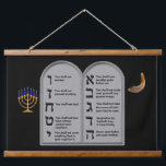 TAPIZ CON MARCO DE MADERA HEBREW NUMBERED TEN COMANDMENTS<br><div class="desc">Lo que un hermoso personalizado hizo que un Tapiz de Diez Mandamientos Numerados Hebreos se mostrara en tu pared. En un fondo negro,  este establecimiento exhibe el Menorah azul y dorado junto con el Shofar,  ambos elogiando los Comprimidos de los Diez Mandamientos,  traídos por Rightside.</div>