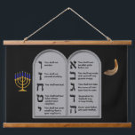 TAPIZ CON MARCO DE MADERA HEBREW NUMBERED TEN COMANDMENTS<br><div class="desc">Lo que un hermoso personalizado hizo que un Tapiz de Diez Mandamientos Numerados Hebreos se mostrara en tu pared. En un fondo negro,  este establecimiento exhibe el Menorah azul y dorado junto con el Shofar,  ambos elogiando los Comprimidos de los Diez Mandamientos,  traídos por Rightside.</div>