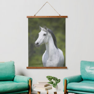 Tapiz Con Marco De Madera Hermoso retrato de fondo verde del caballo blanco