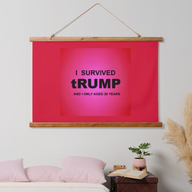 Tapiz Con Marco De Madera I Survived tRUMP (Dormitorio)