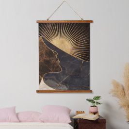 Tapiz Con Marco De Madera Ilusión de una mujer dorada con texturas de sol y 