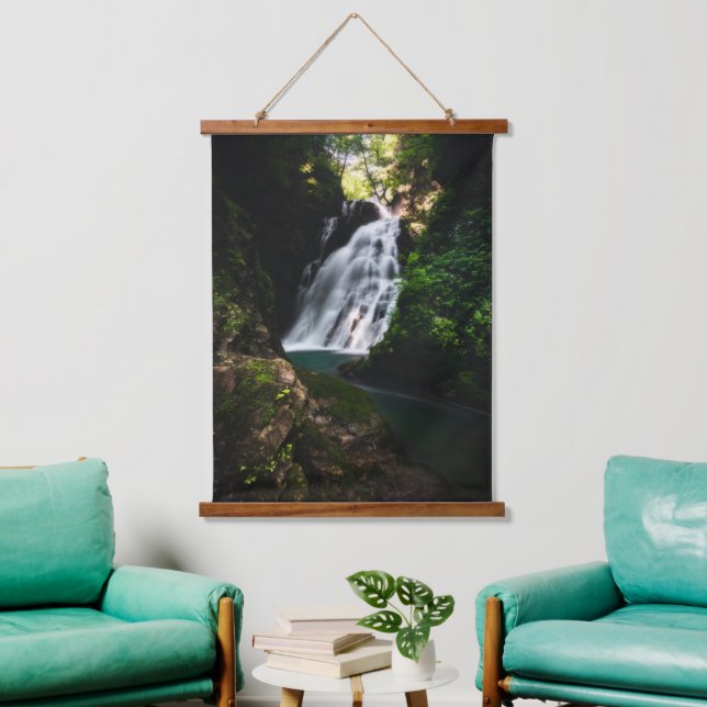 Tapiz Con Marco De Madera Impresionante cascada Šum en un bosque mágico (Sala de estar)