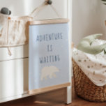 Tapiz Con Marco De Madera Invierno Azul | La Aventura Está Esperando La Deco<br><div class="desc">Nieve azul dulce de invierno con la frase "Adventure is wait",  la naturaleza explorar y aventurar el oso polar perfecto para guarderías infantiles,  habitación infantil,  dormitorio,  sala de juegos y otra habitación. texto personalizado y color monograma y fondo. Diseño neutral de género para niños y chicas.</div>