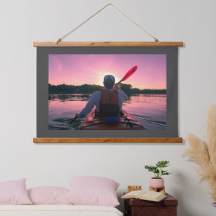 Tapiz Con Marco De Madera Kayak al atardecer con frontera gris media