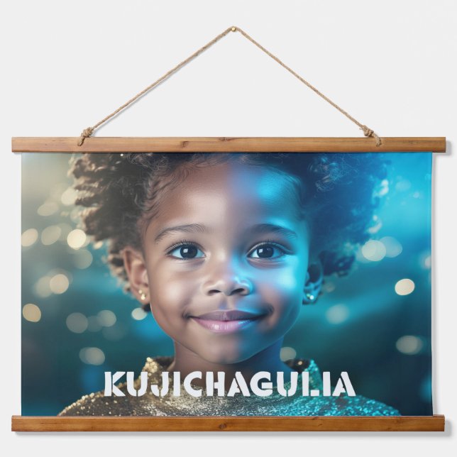 TAPIZ CON MARCO DE MADERA KWANZAA - KUJICHAGULIA -  (Anverso )