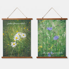 Tapiz Con Marco De Madera La camomila y las flores de achicoria en la prader