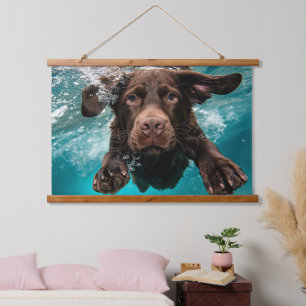 Tapiz Con Marco De Madera Labrador Chocolate Juguetón Nadando Bajo el Agua