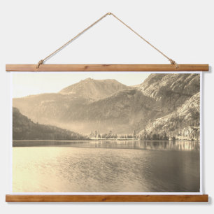 Tapiz Con Marco De Madera Lago plateado de color sepia con paisaje montañoso