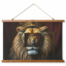 León majestuoso con tapicería de la Corona | Royal