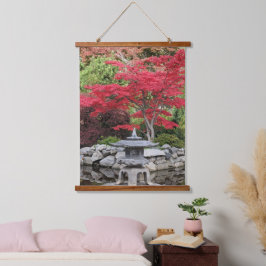Tapiz Con Marco De Madera Linterna de jardín japonés y hojas de arce rojas