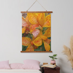 Tapiz Con Marco De Madera Lirio de Canna Amarillo con Motas Rojas Floral