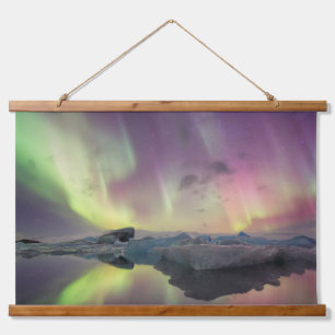 Tapiz Con Marco De Madera Luces de aurora se reflejan en la laguna