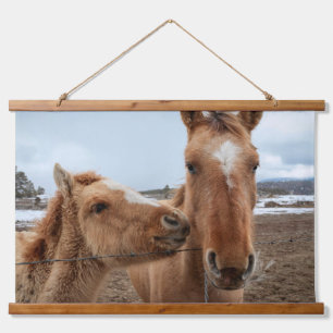 Tapiz Con Marco De Madera Madre caballo y potro