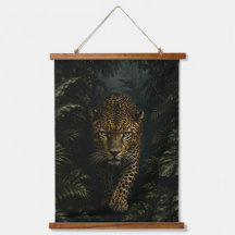 Majestuoso leopardo en oscura selva tropical