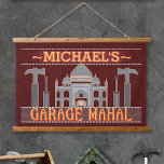 Tapiz Con Marco De Madera Man Cave Funny Garage Mahal Tools Red | PERSONALIZ<br><div class="desc">Este tapiz divertido y personalizado para colgar es perfecto para decorar tu cueva masculina. Dice, "[Tu nombre] Garage Mahal" y muestra un contorno del Taj Mahal con martillos, choferes y un auto pequeño que parece que está estacionado en el medio. Añade fácilmente tu nombre a la parte superior. Los colores...</div>
