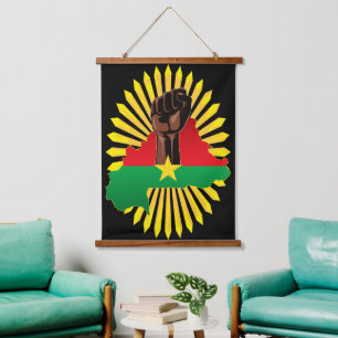 Tapiz Con Marco De Madera Mapa de Burkina, bandera y puño de la revolución