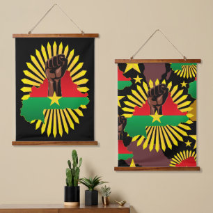 Tapiz Con Marco De Madera Mapa de Burkina, bandera y puño de la revolución
