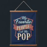 Tapiz Con Marco De Madera Mi gente favorita me llama Día de los Padres Pop<br><div class="desc">Mi gente favorita me llama diseño pop que se adapta a un papá o abuelo de golf</div>