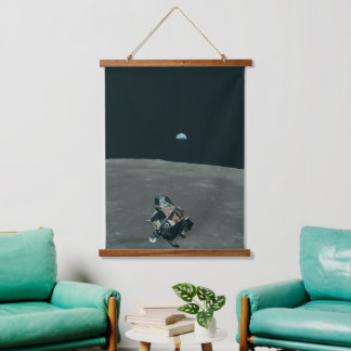 Tapiz Con Marco De Madera Módulo Lunar Apolo y salida de la Tierra sobre la