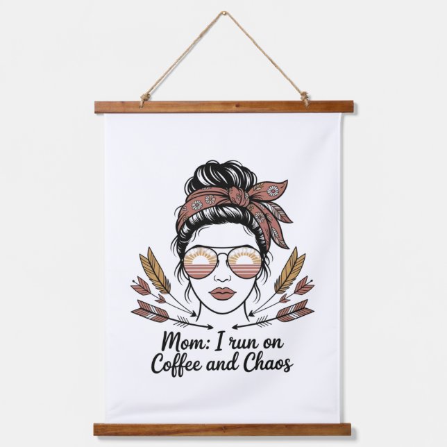 Tapiz Con Marco De Madera Mom I Run On Coffee And Chaos (Anverso)