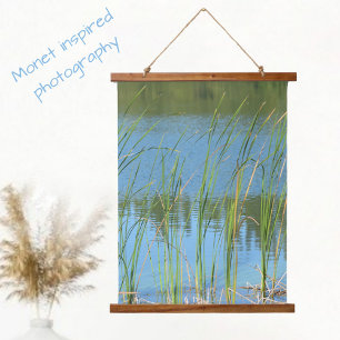 Tapiz Con Marco De Madera Monet inspiró Juncos de cola en el borde del agua