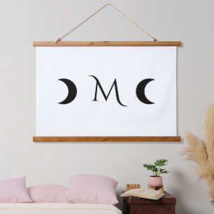 Tapiz Con Marco De Madera Monograma moderno de luna creciente negro y blanco