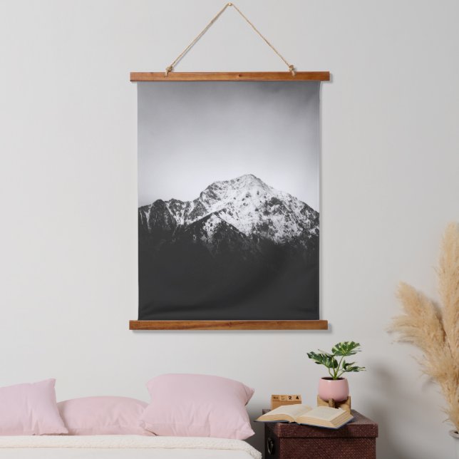 Tapiz Con Marco De Madera Montaña nevada blanca y negra (Dormitorio)