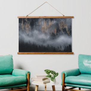 Tapiz Con Marco De Madera Montañas con niebla a través del bosque de abetos