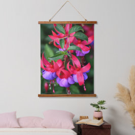 Tapiz Con Marco De Madera Morado y rosa de color fucsia floral