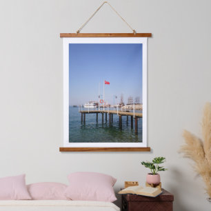 Tapiz Con Marco De Madera Muelle con vista al mar con yate en Turquía