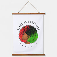 Mujer niña negra panafricana orgullo afro verde ro