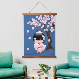 Tapiz Con Marco De Madera Muñeca Kokeshi Kawaii de Kimono Rosa sobre Azul