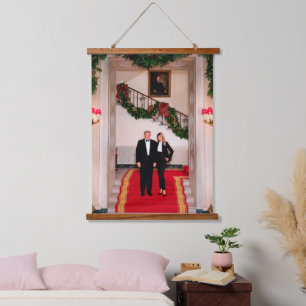 Tapiz Con Marco De Madera Navidad acerca al presidente Donald Trump y a Mela