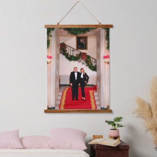 Tapiz Con Marco De Madera Navidad acerca al presidente Donald Trump y a Mela