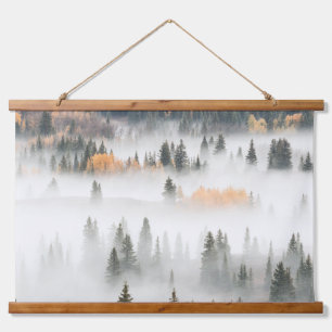 Tapiz Con Marco De Madera Niebla matutina cubre el bosque de montaña
