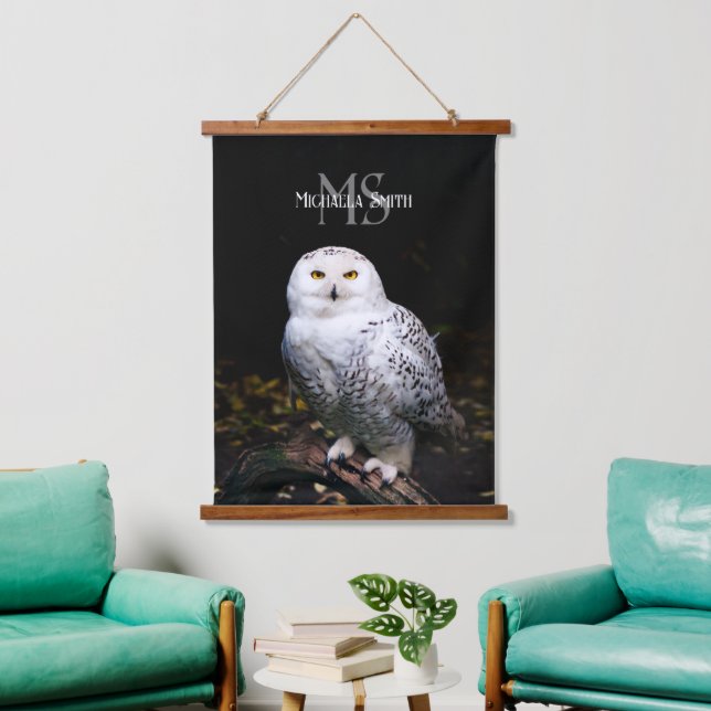Tapiz Con Marco De Madera Nombre personalizado del monograma de búho de niev (Sala de estar)