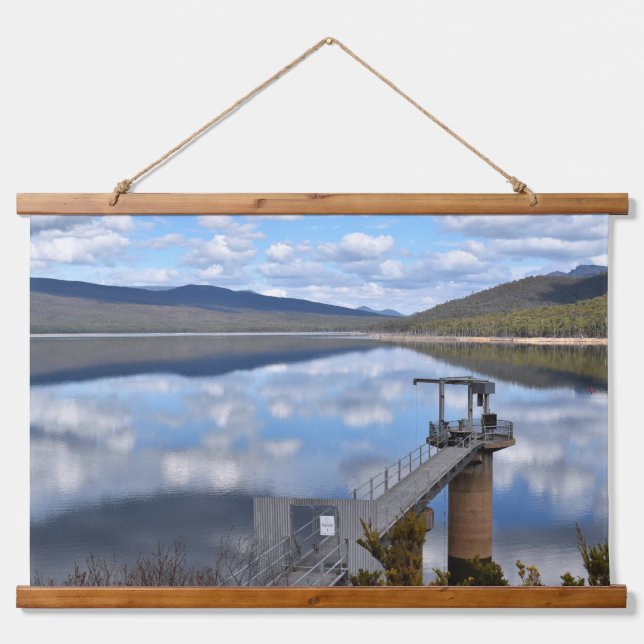 Tapiz Con Marco De Madera Nubes del lago Bellfield sobre el agua residual (Anverso )