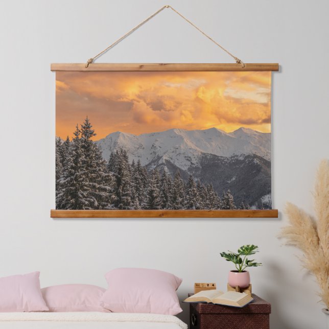 Tapiz Con Marco De Madera Nubes naranjas sobre montañas y bosque de abetos (Dormitorio)