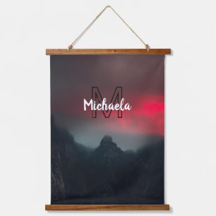 Tapiz Con Marco De Madera Nubes quemadas, niebla y montañas monograma en el 