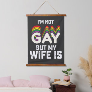 Tapiz Con Marco De Madera Orgullo LGBT No soy gay pero mi esposa sí lo es
