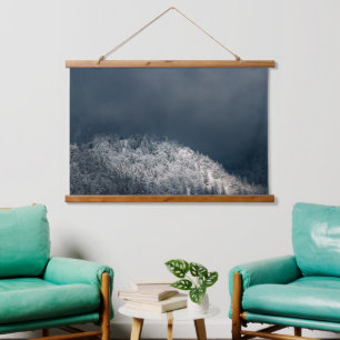 Tapiz Con Marco De Madera Oscuridad y sol sobre bosque de picor de nieve