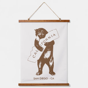 Tapiz Con Marco De Madera Oso Abrazando Mapa de California Ciudad Personaliz