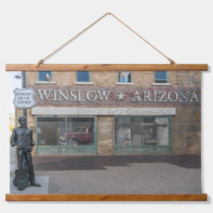 Tapiz Con Marco De Madera Parado en la esquina