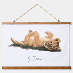 Tapiz Con Marco De Madera Pastel Baby Lion Cub Arte suave de vida salvaje Im