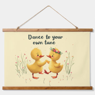 Tapiz Con Marco De Madera Patitos bailarines adorables con vibraciones flora