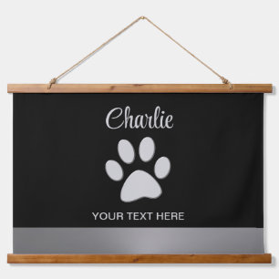 Tapiz Con Marco De Madera Paw de perro plateado sobre fondo negro